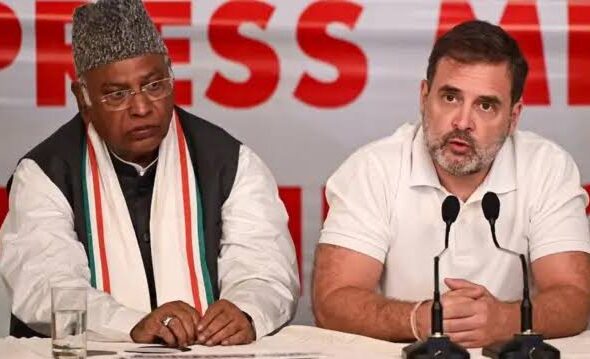 यूपी विधानसभा चुनाव से पहले कांग्रेस में सियासी हलचल, कई जिलों के संगठन में होगा बदलाव? प्रदेश अध्यक्ष पद पर असमंजस