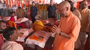 बाढ़ से बेघर परिवारों को योगी ने दिया जमीन का पट्टा, एक हजार पीड़ितों को राहत किट भी